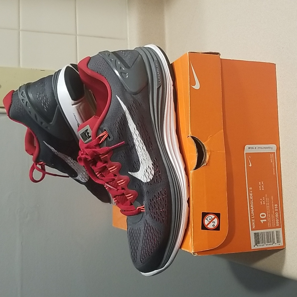 Nike shoes - Picture 1 of 4
